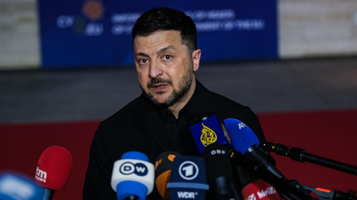Volodimir Zelenski vorbind la telefon
