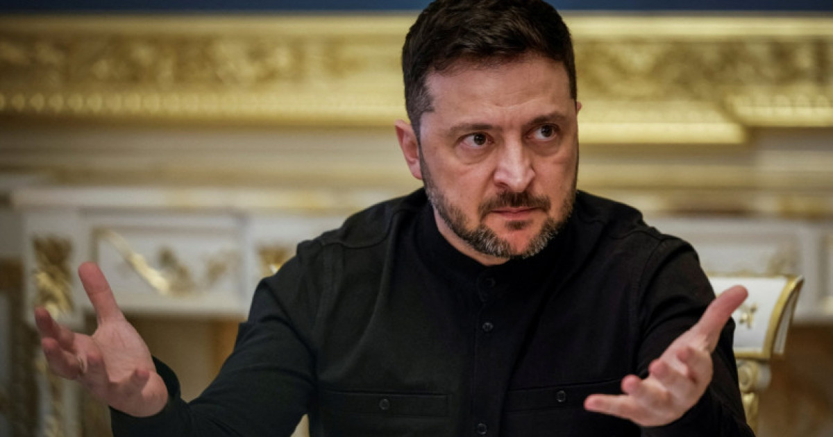 Volodimir Zelenski vorbind la un microfon