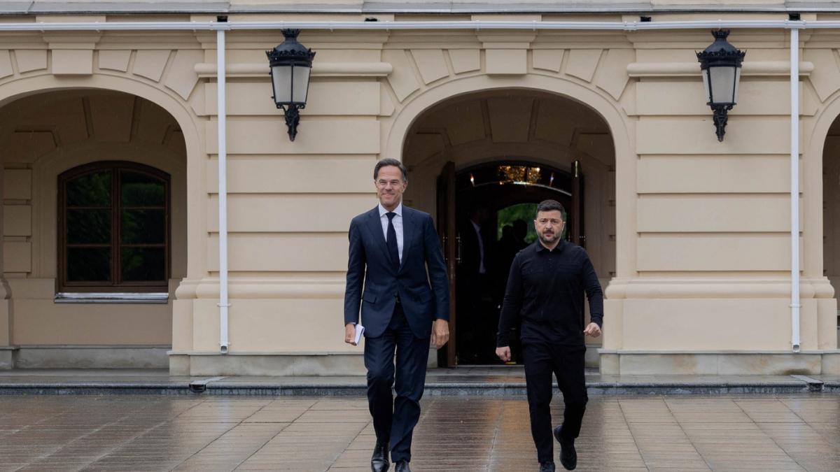 Volodimir Zelenski și Mark Rutte în conferință de presă