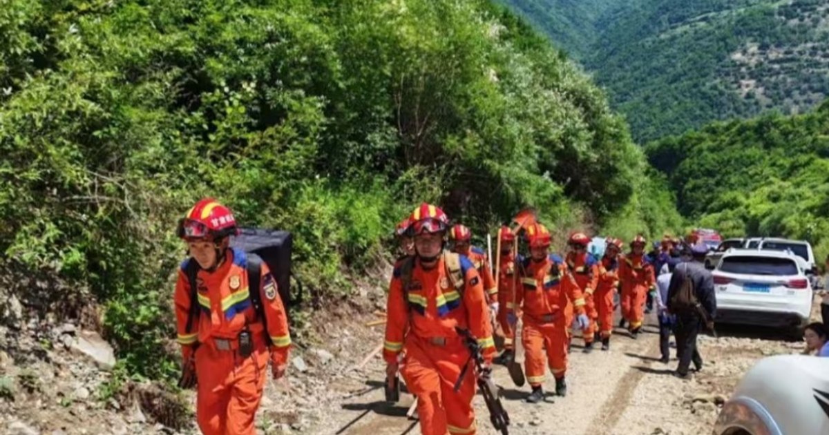 Echipe de salvare la locul alunecării de teren din comitatul Dangchang, China