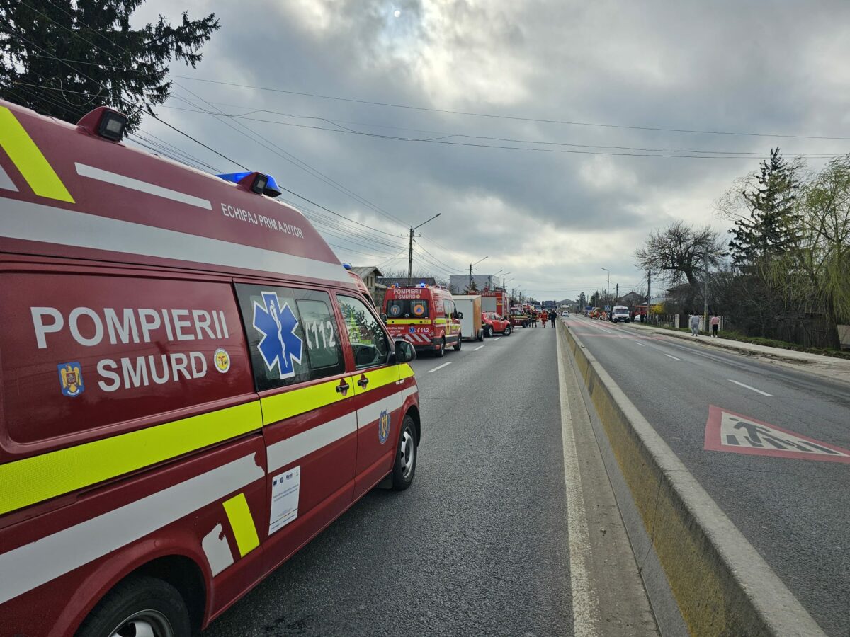 Microbuz cuprins de flăcări după un accident în Galați