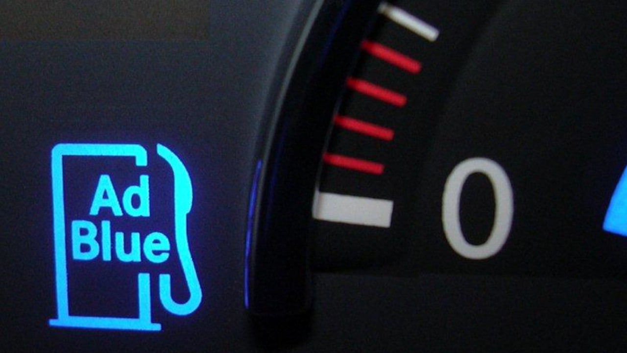 Cristale albe de AdBlue în jurul capacului de umplere al unei mașini diesel