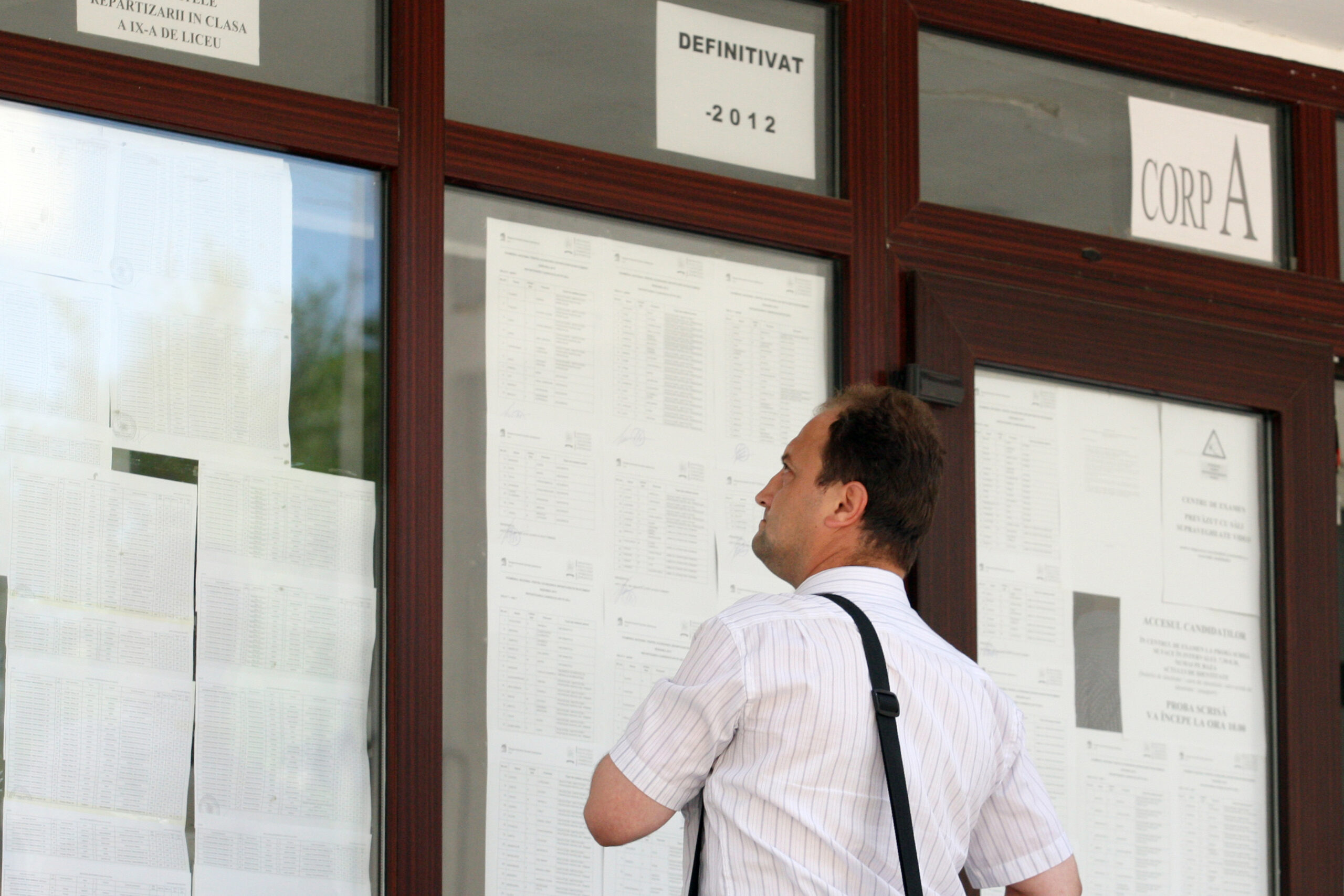 Elevi în timpul examenului de admitere la liceu