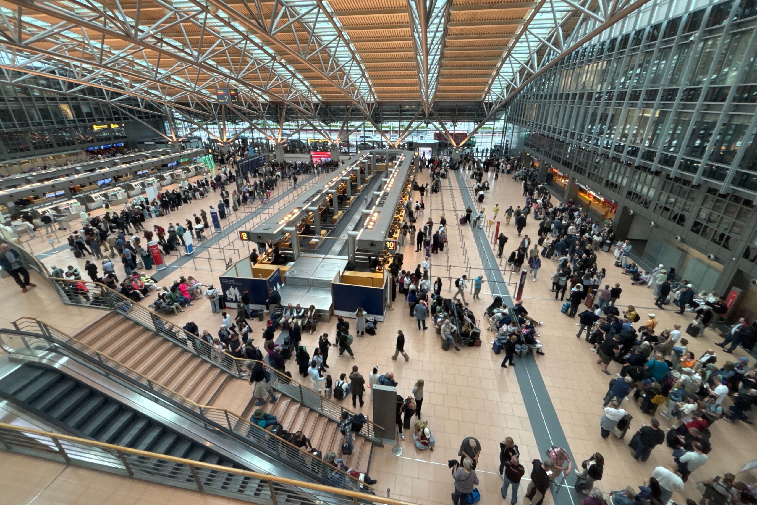 Coadă la controlul de frontieră într-un aeroport european