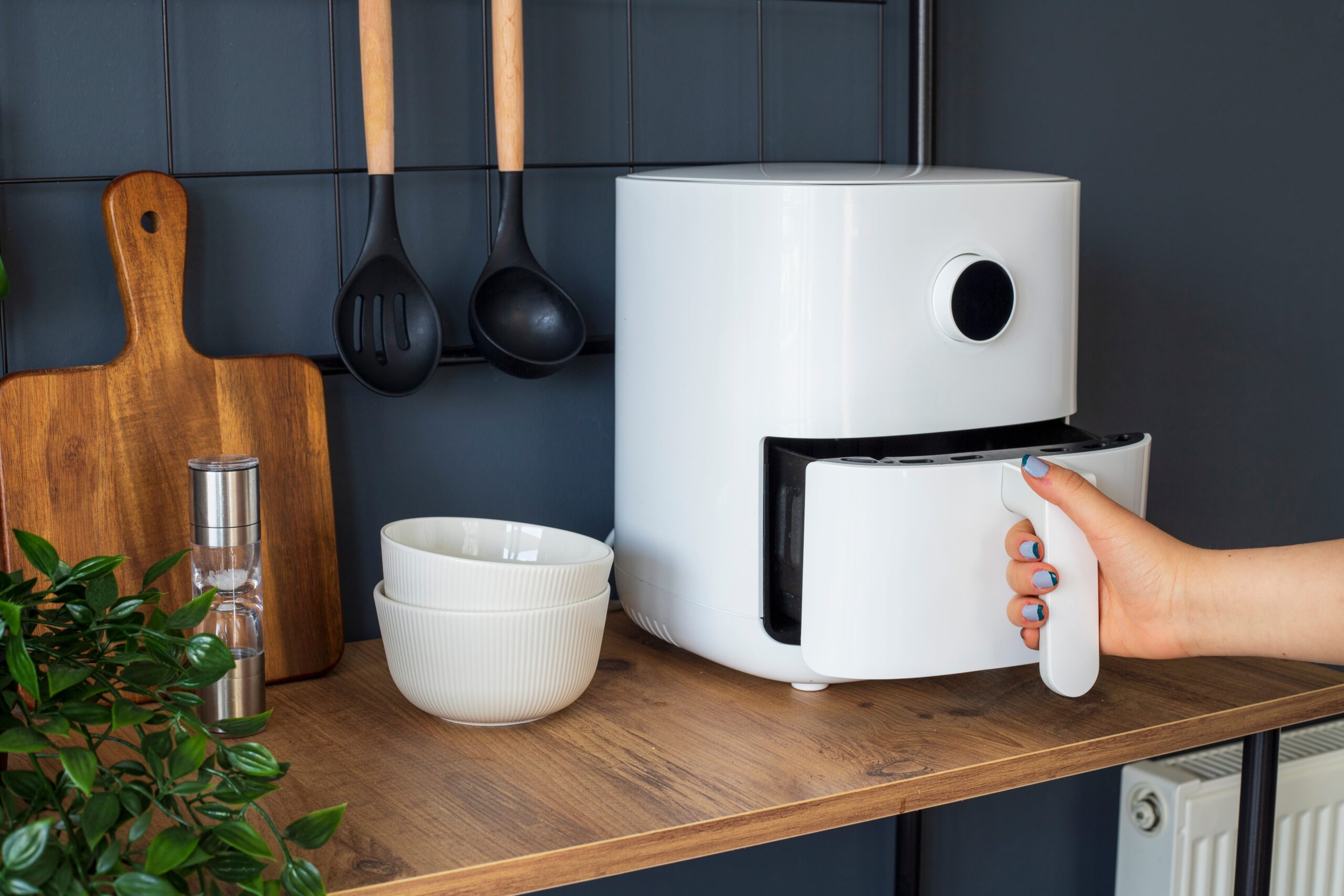 Air fryer și aragaz pe un blat de bucătărie