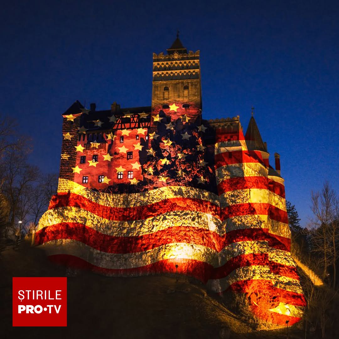 Castelul Bran iluminat în culorile drapelului american