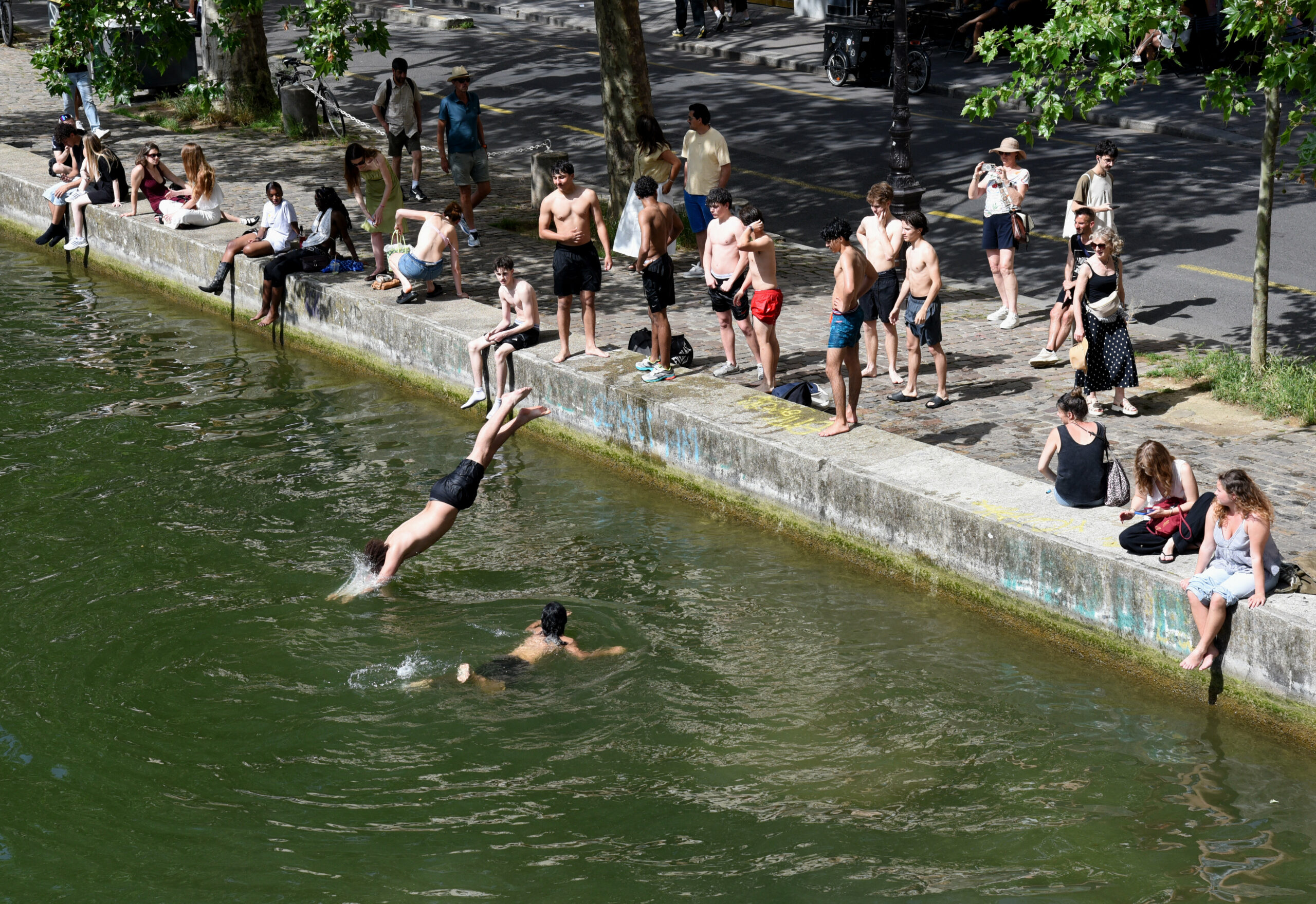 Amenzi de până la 200 de euro în Varenna pentru turiști cu pieptul gol sau în costum de baie