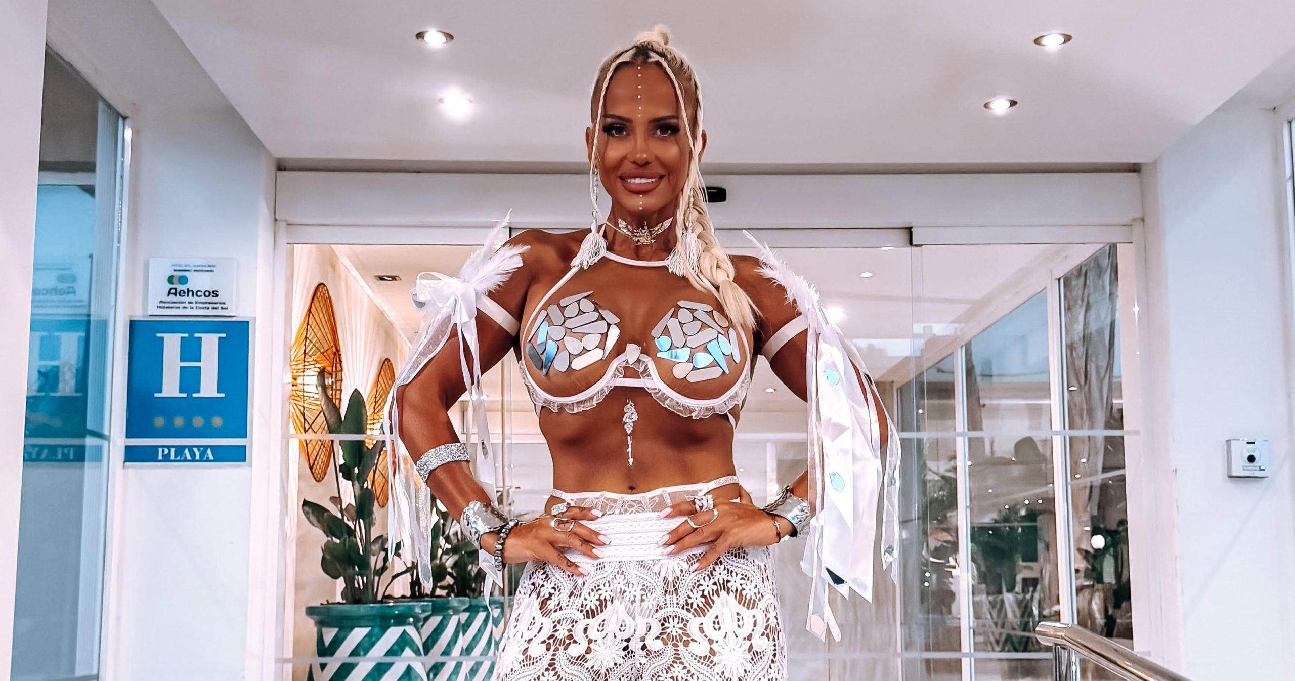 Anda Adam la piscină, în costum de baie