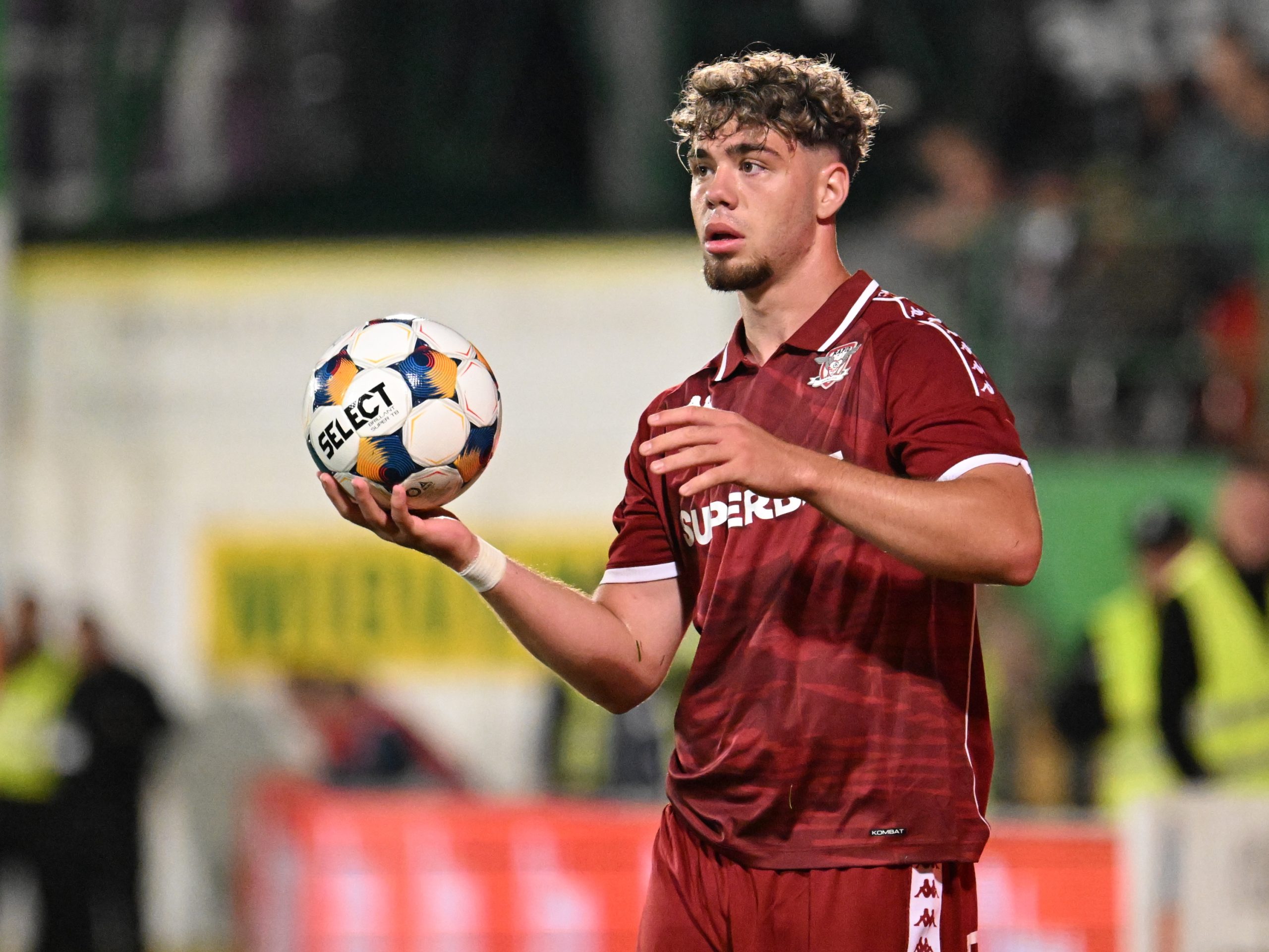 Andrei Borza, fotbalistul Rapidului, pe aeroport înainte de a pleca în cantonament