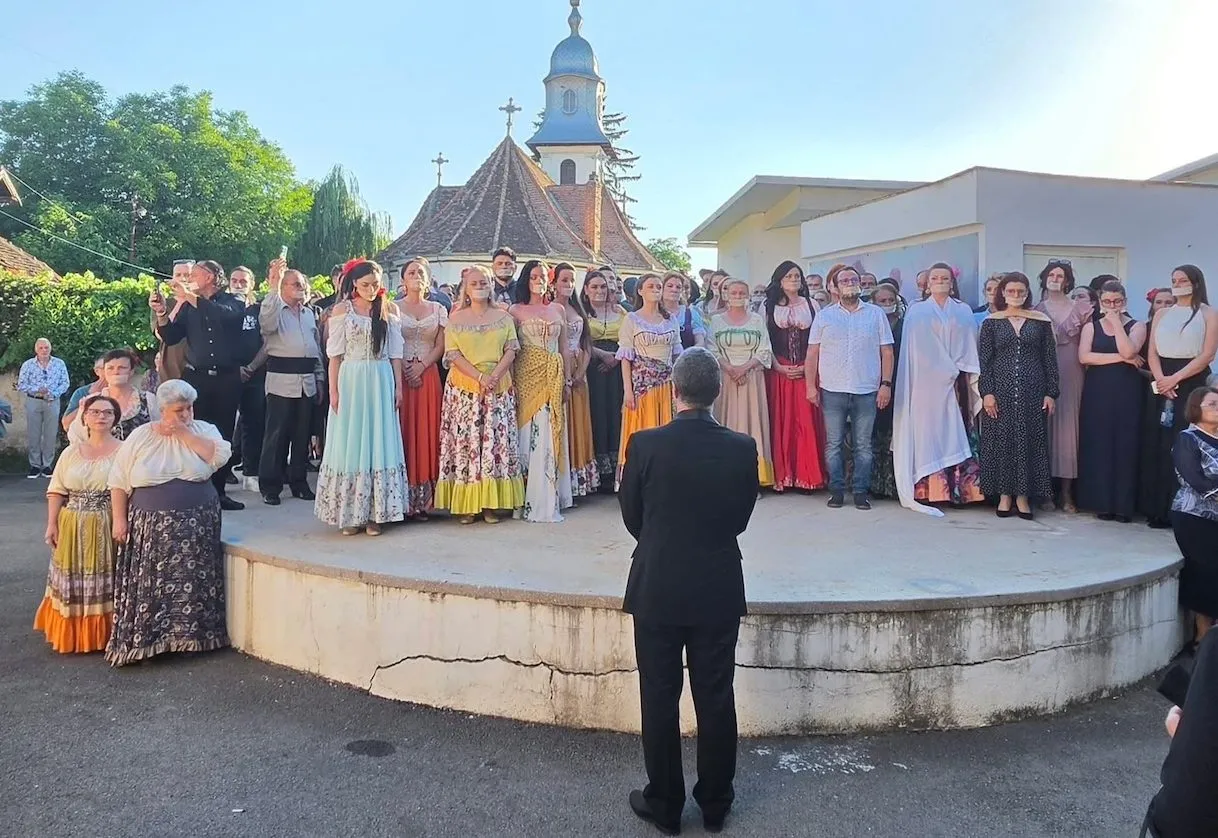 Protest al angajaților Operei Brașov în fața Prefecturii