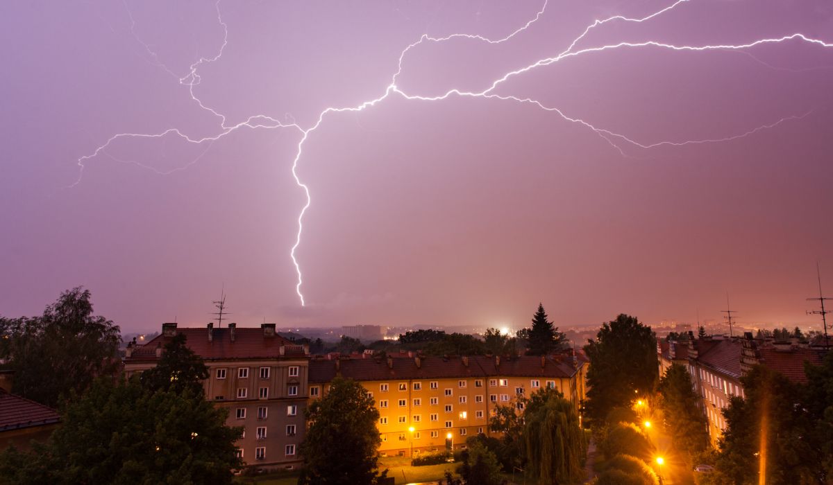 Hartă a României cu zonele afectate de cod portocaliu și galben emise de ANM