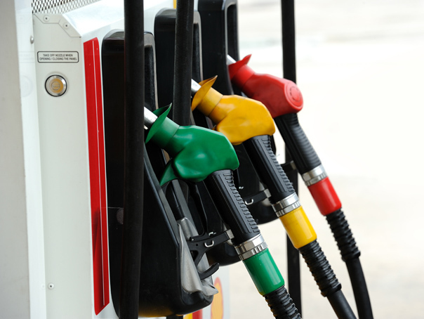 Aplicația Monitorul Prețurilor pe un telefon mobil, arătând prețuri la carburanți