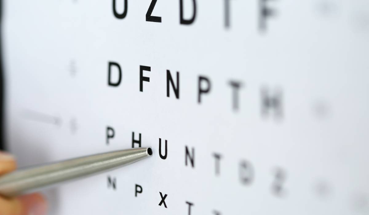 Conducerea pe timp de noapte cu halouri în jurul farurilor, ilustrând dificultățile vizuale cauzate de astigmatism