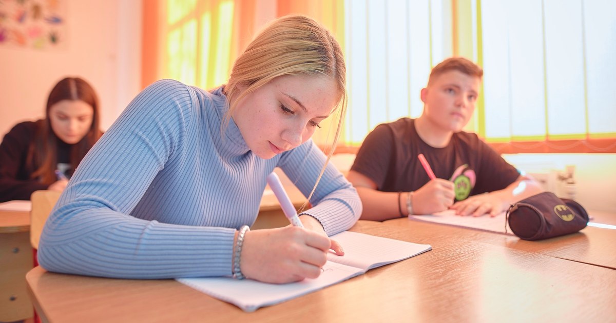 Grafic comparativ al ratelor de promovare la Bacalaureat 2026 în mediul urban și rural