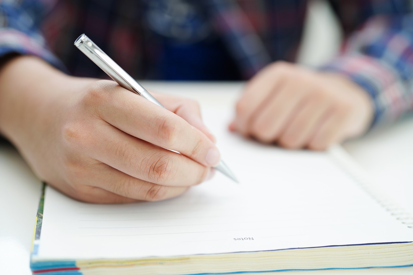 Elevi în sala de examen la Bacalaureat, cu foi și instrumente de scris