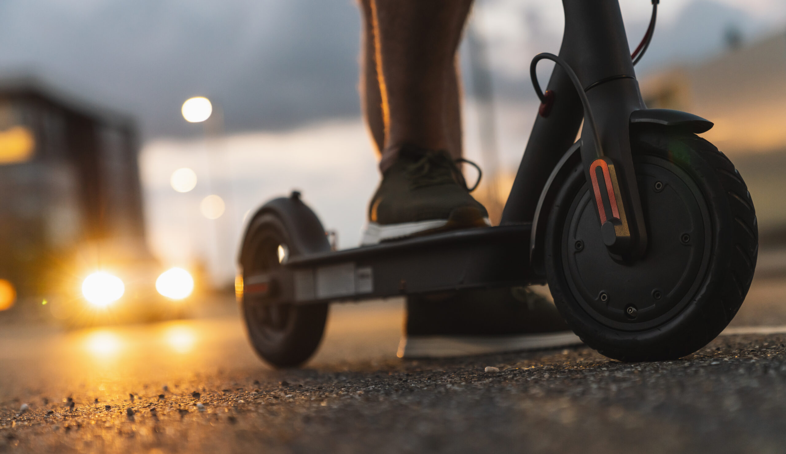 Trotinetă electrică pe o pistă de biciclete