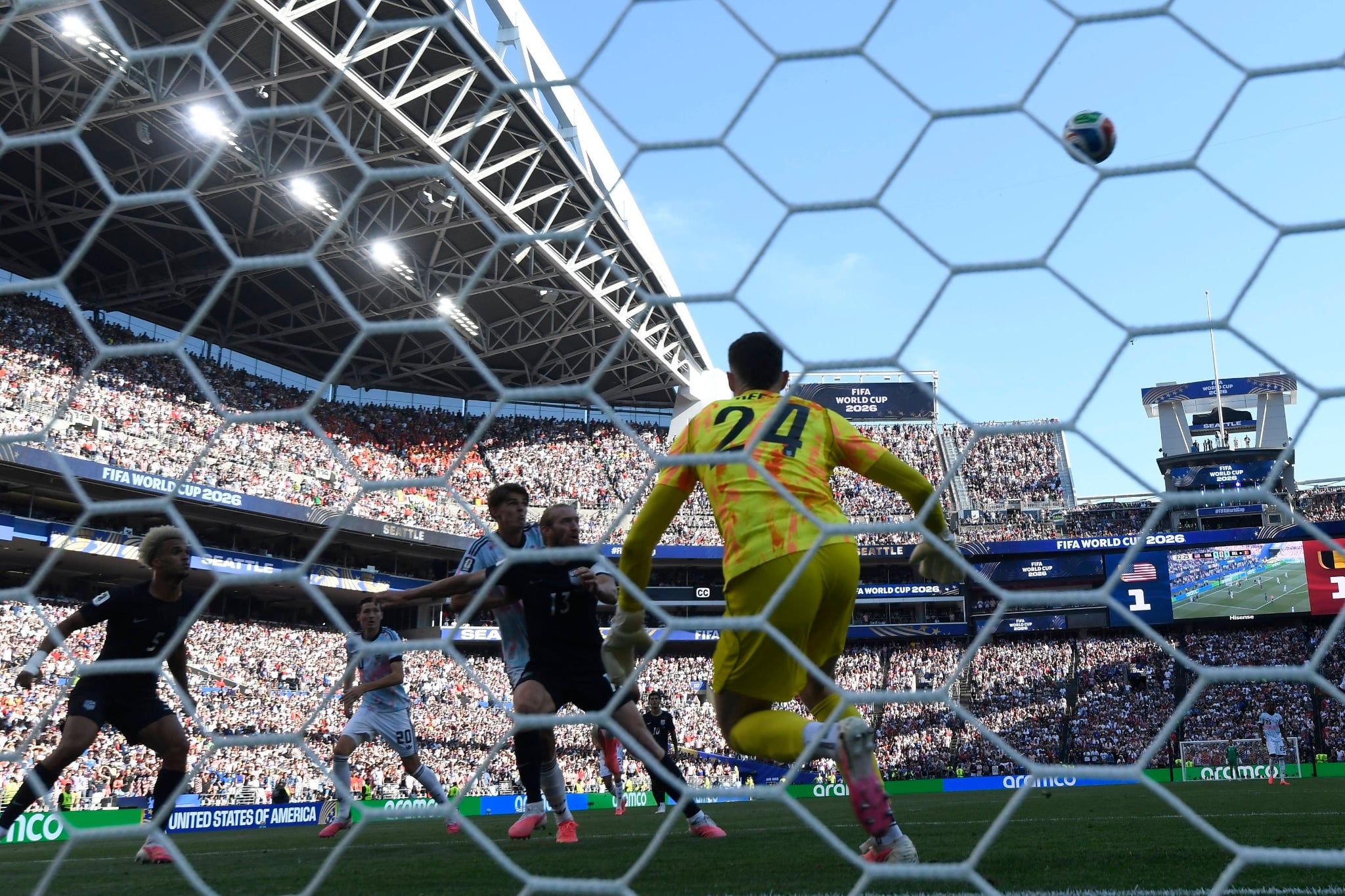 Jucătorii Belgiei sărbătoresc un gol în meciul cu Statele Unite
