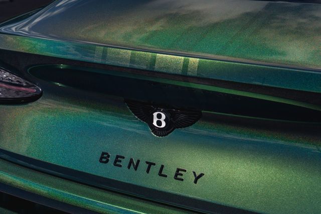 Teaser Bentley Torcal cu hayon și stopuri