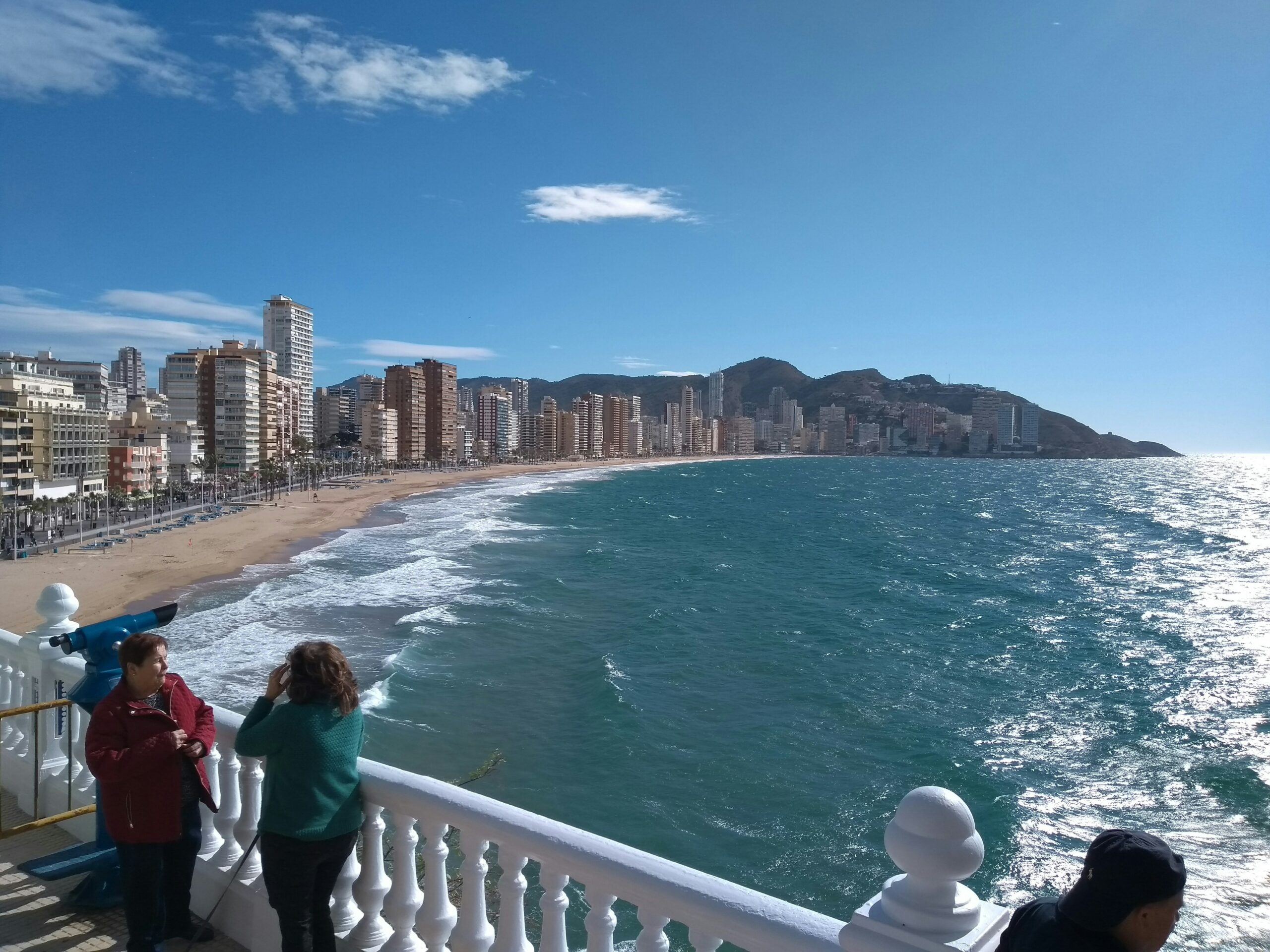 Plaja din Benidorm cu șezlonguri și palmieri