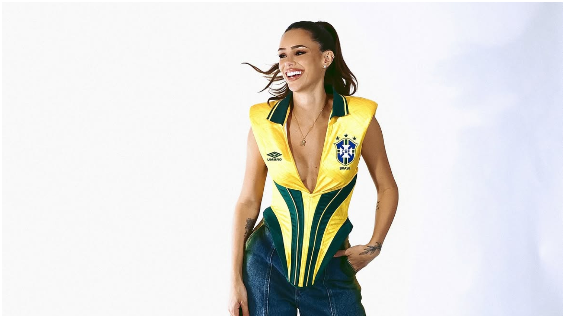 Bruna Biancardi purtând tricoul galben al Braziliei cu numărul 10