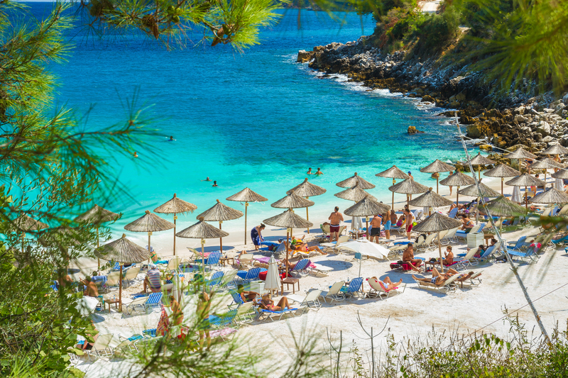 Plajă din Grecia cu nisip fin și apă turcoaz
