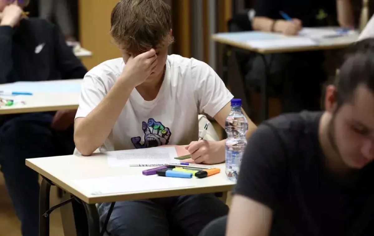 Ce poți face dacă ai picat BAC-ul în 2026: Sesiunea de toamnă, școli postliceale și alternative pe piața muncii