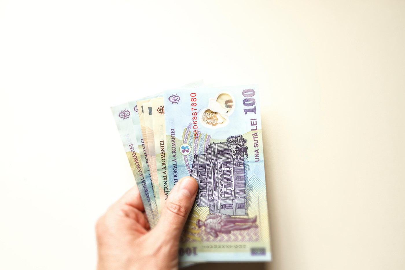 Grafic cu salariile medii nete pe domenii în România în 2026