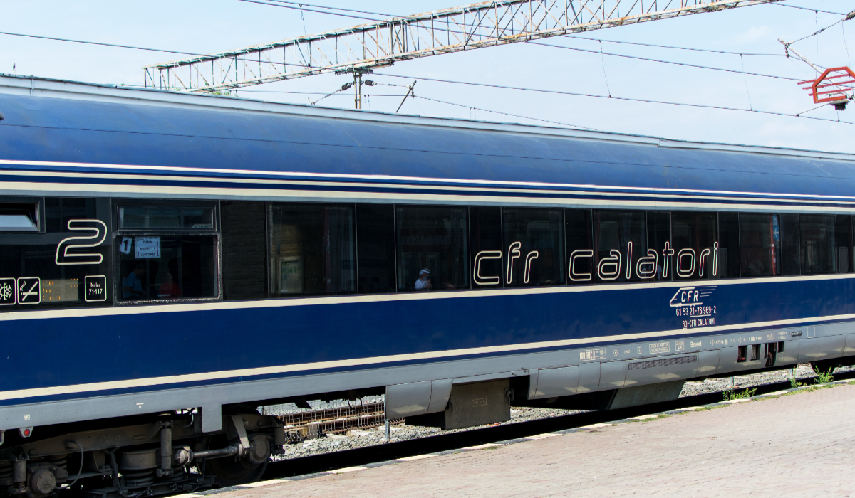 Tren oprit pe linia ferată din cauza unei șine rupte