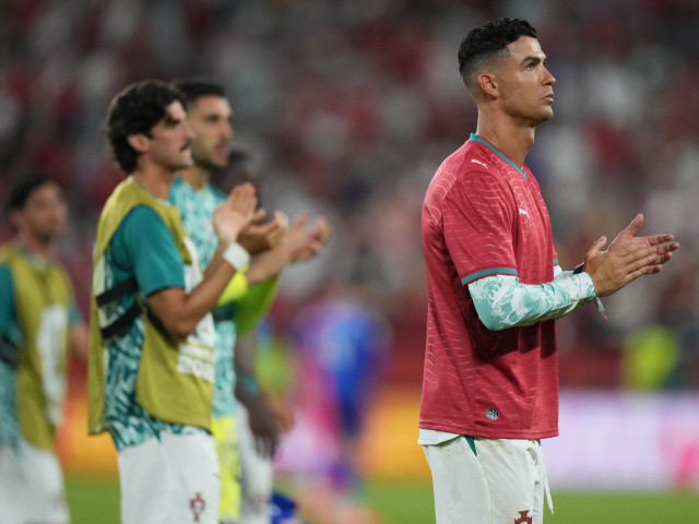 Cristiano Ronaldo îmbrăcând tricoul cu numărul 21 al lui Diogo Jota