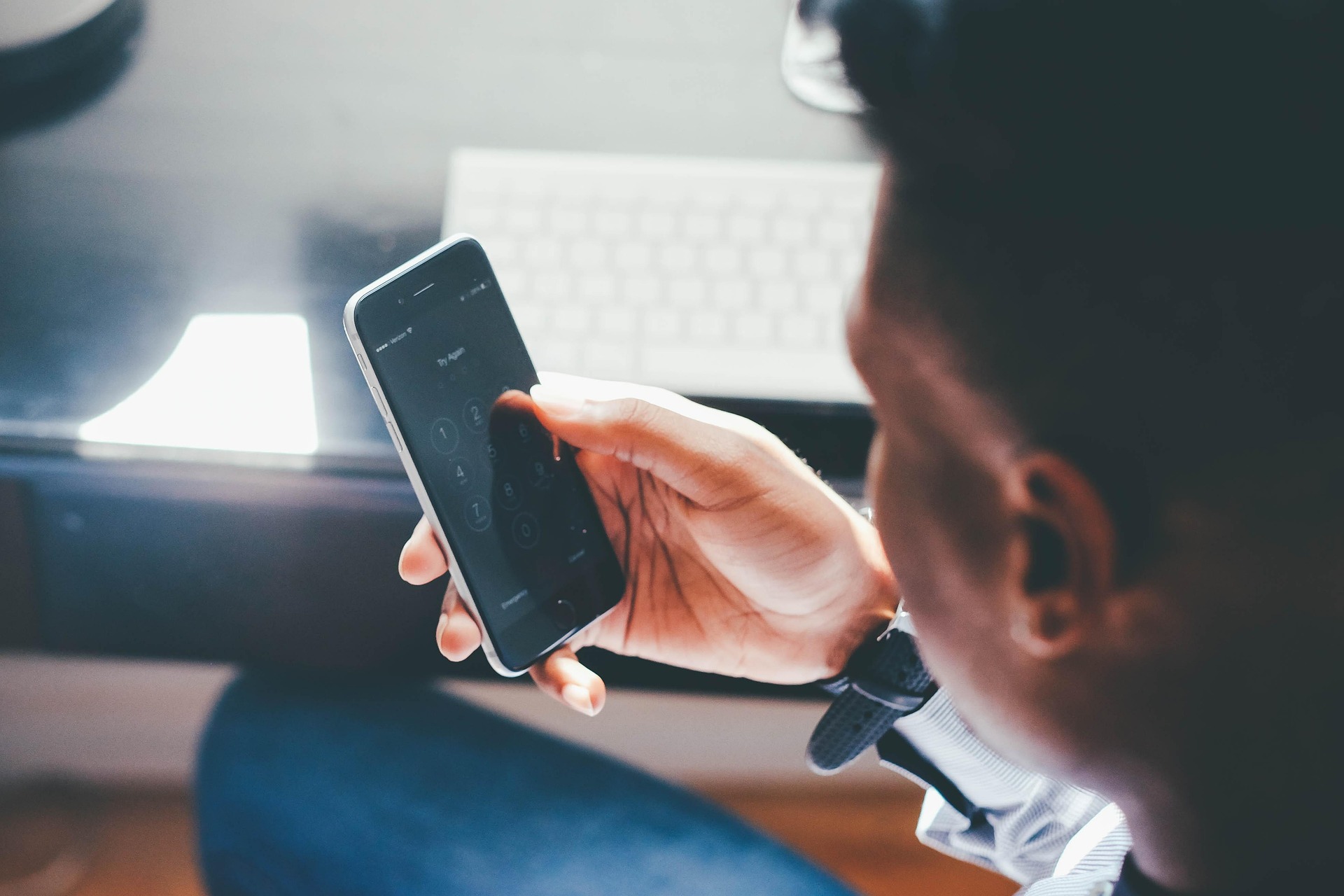 O persoană care își ține telefonul la nivelul ochilor pentru a evita „tech neck”