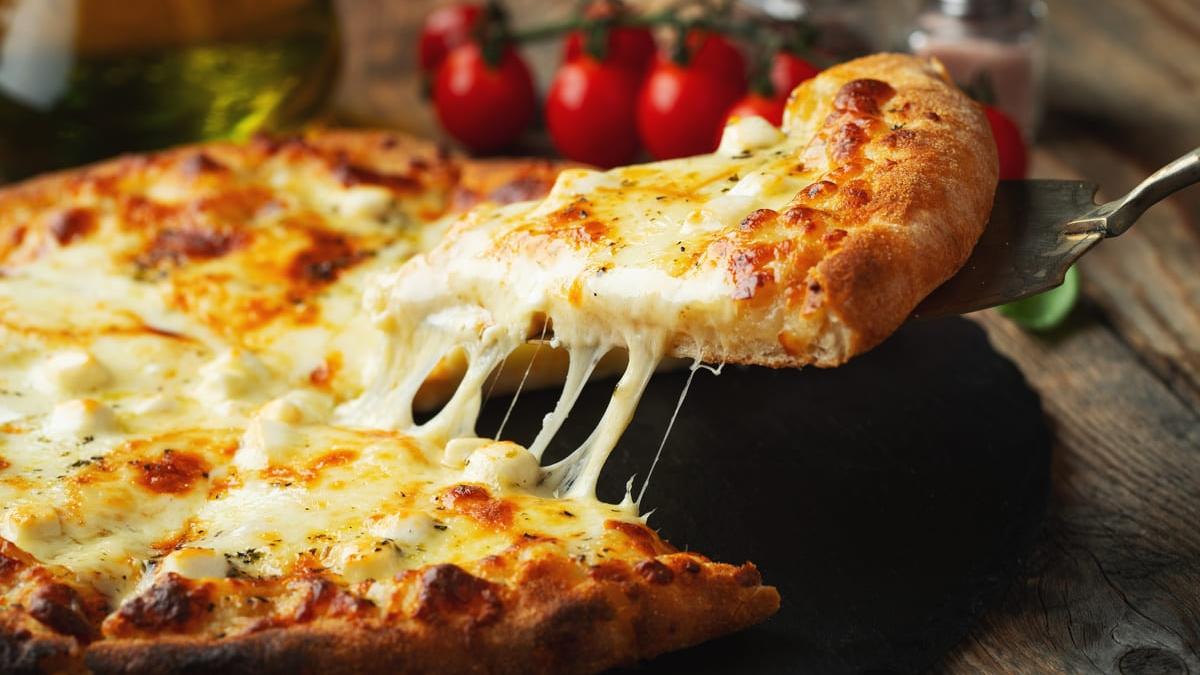 Brânză topită pe o pizza la cuptor