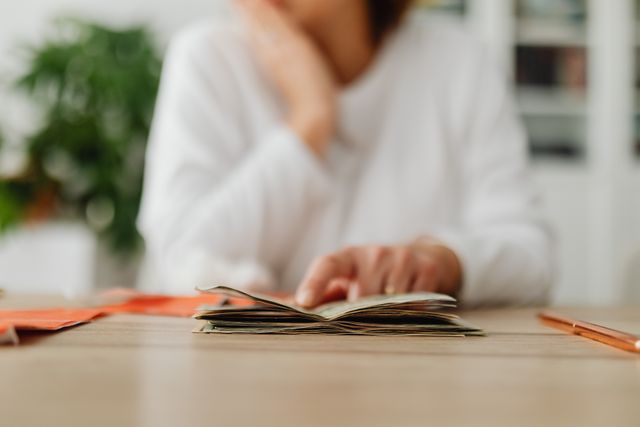 Cum îți organizezi mai eficient banii de zi cu zi: obiceiuri simple pentru un buget echilibrat