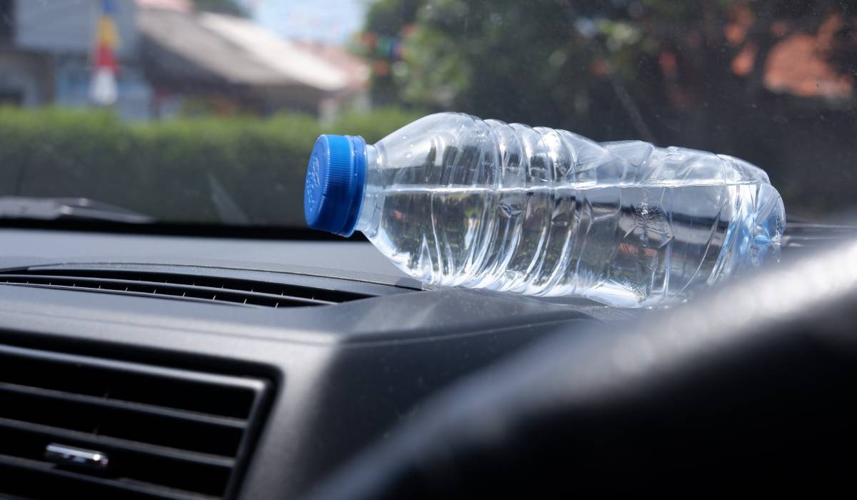 Sticle de apă expuse la soare pe trotuar