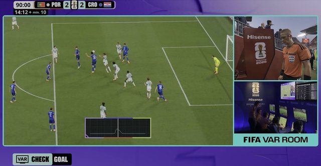 Arbitrul Espen Eskas analizează imaginile VAR la meciul Croația - Portugalia