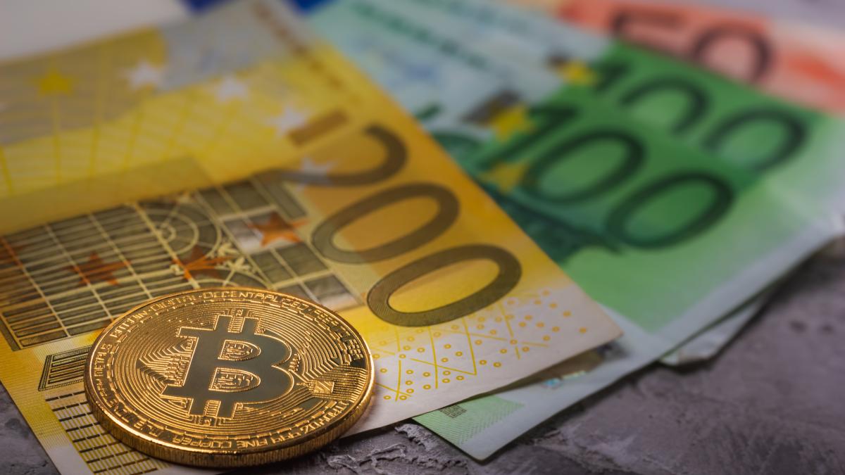 Curs valutar BNR 8 iulie: euro scade la 5,2345 lei, dolarul urcă la 4,5880 lei