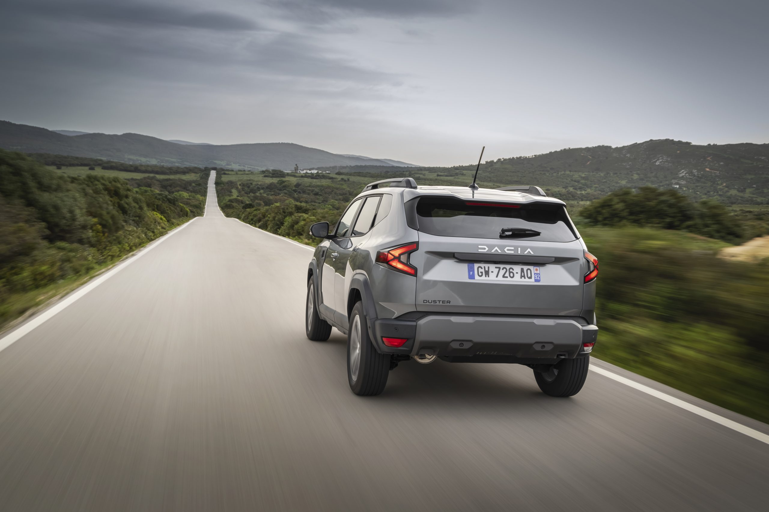 Dacia Duster cu jante mari pe un drum de țară