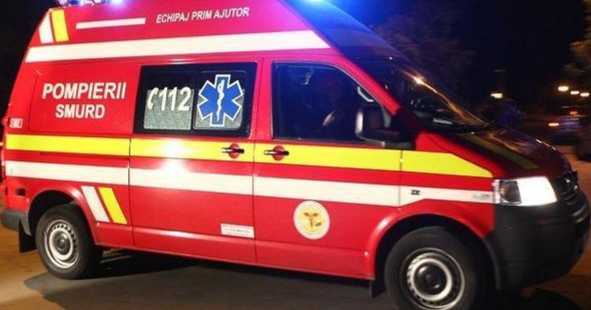 Ambulanță SMURD cu sirena pornită în trafic