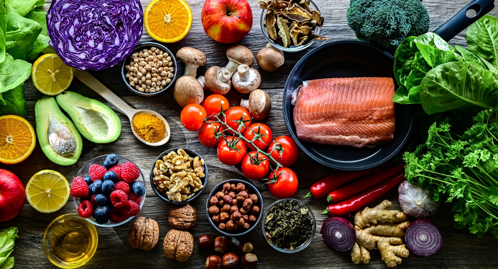 Farfurie cu legume colorate, pește și cereale integrale, reprezentând o dietă antiinflamatoare recomandată în psoriazis