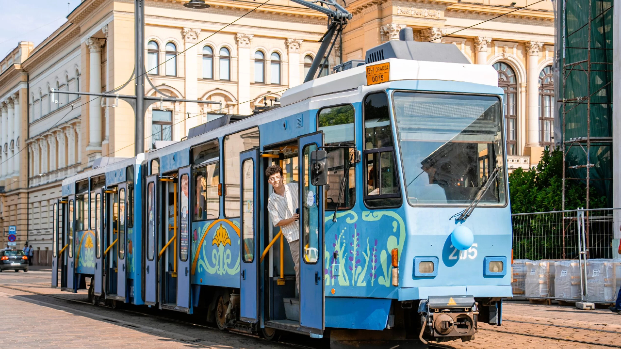 Elevii din Oradea au pictat un tramvai Tatra în stil Art Nouveau, care va circula pe străzile orașului