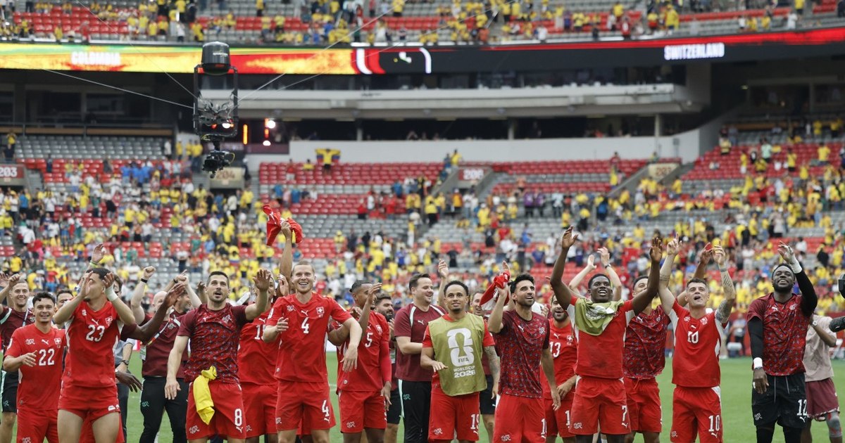 Jucătorii Elveției sărbătoresc calificarea în sferturile Cupei Mondiale după victoria la penalty-uri împotriva Columbiei