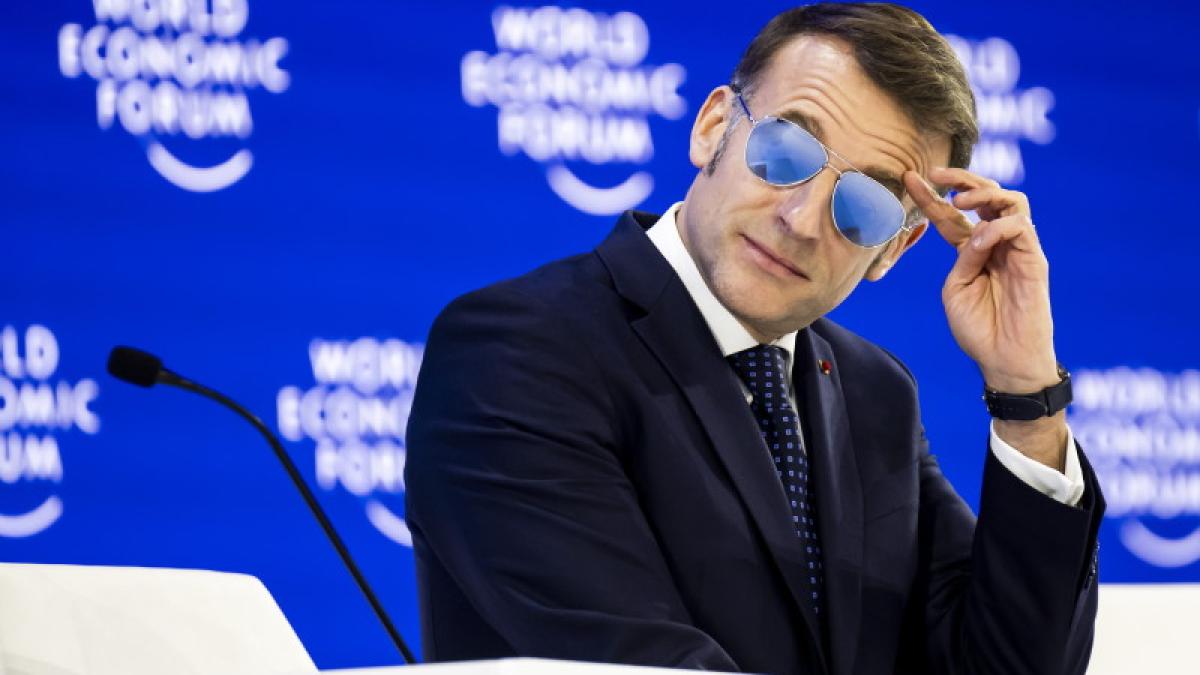 Emmanuel Macron alergând pe străzile din Ankara, flancat de agenți de securitate