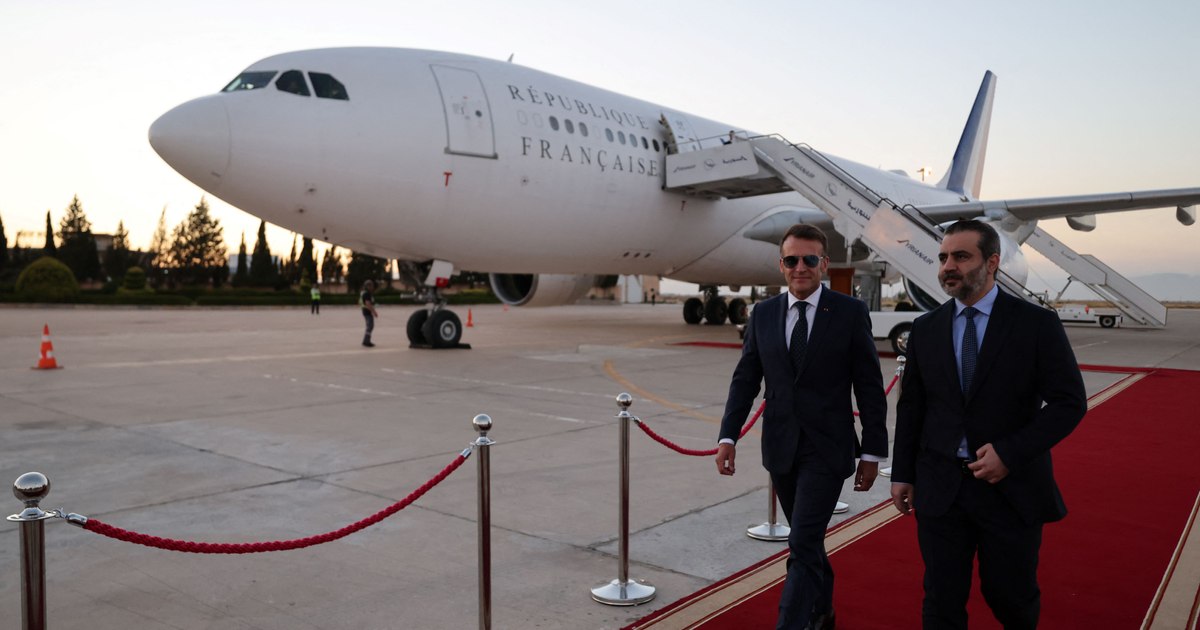 Emmanuel Macron pe aeroportul din Damasc, întâmpinat de oficiali sirieni