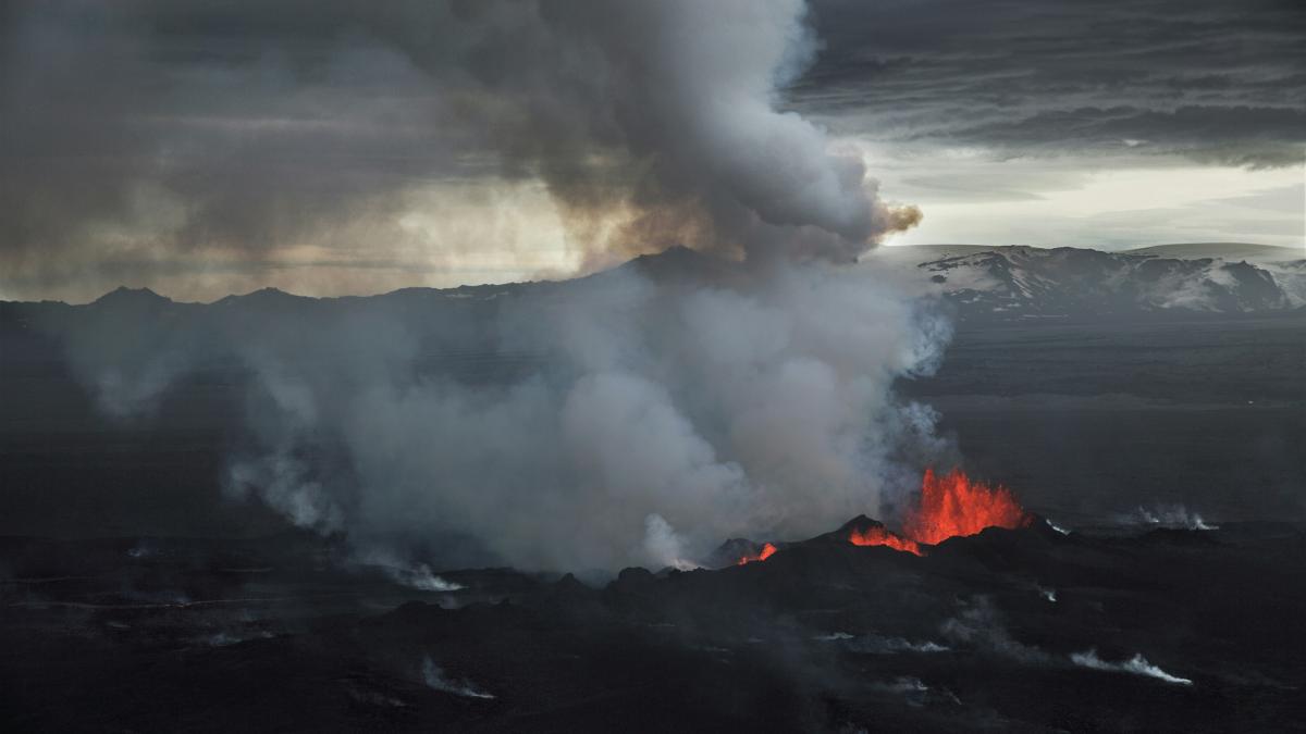 Vulcanul Etna erupând cu cenușă și lavă