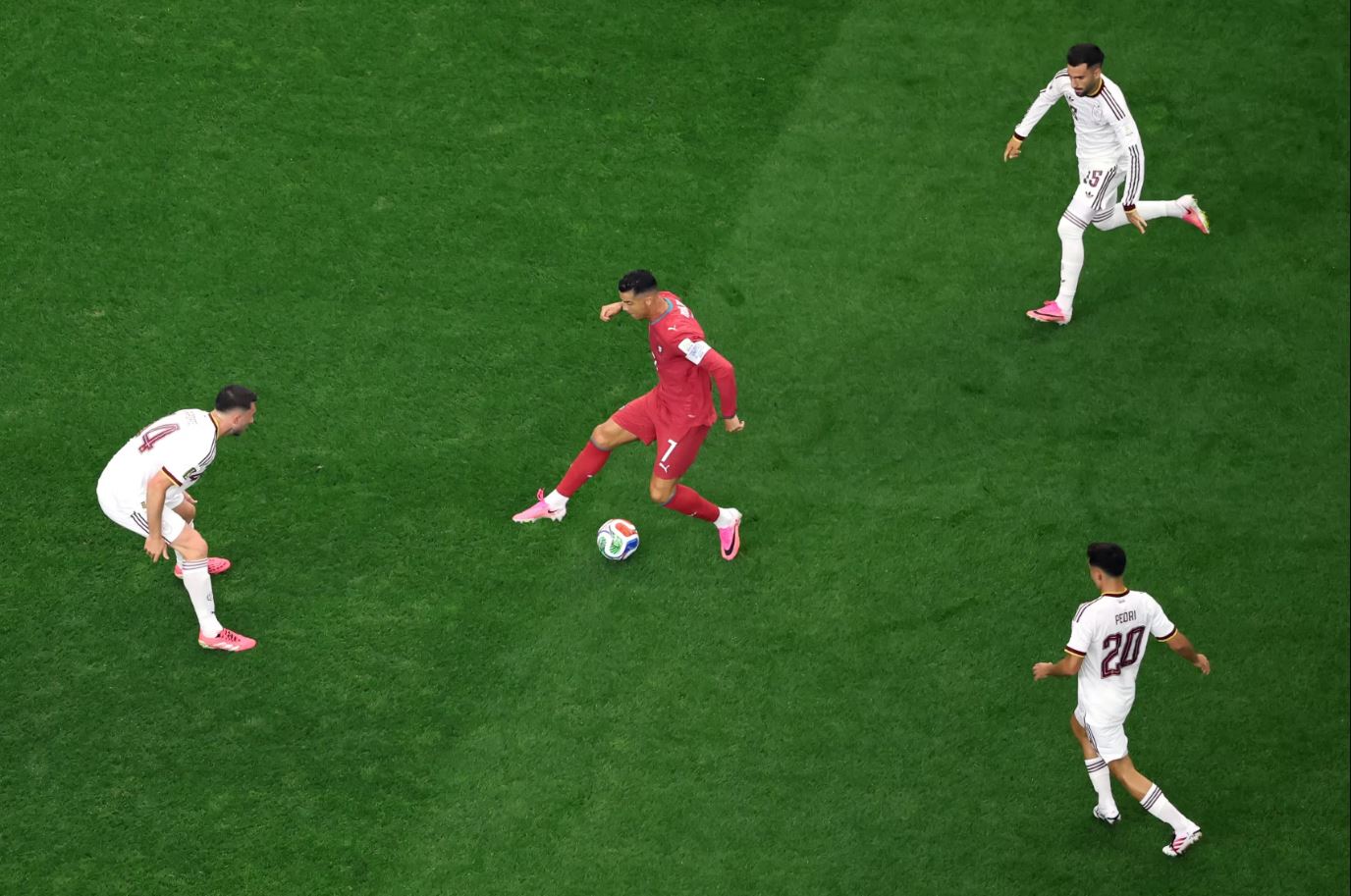 Fan cu steagul lui Cristiano Ronaldo în ipostază religioasă la meciul Portugalia - Spania