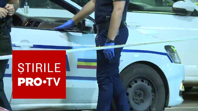 Mașină cu geamul spart după atacul cu cuțitul din Roman