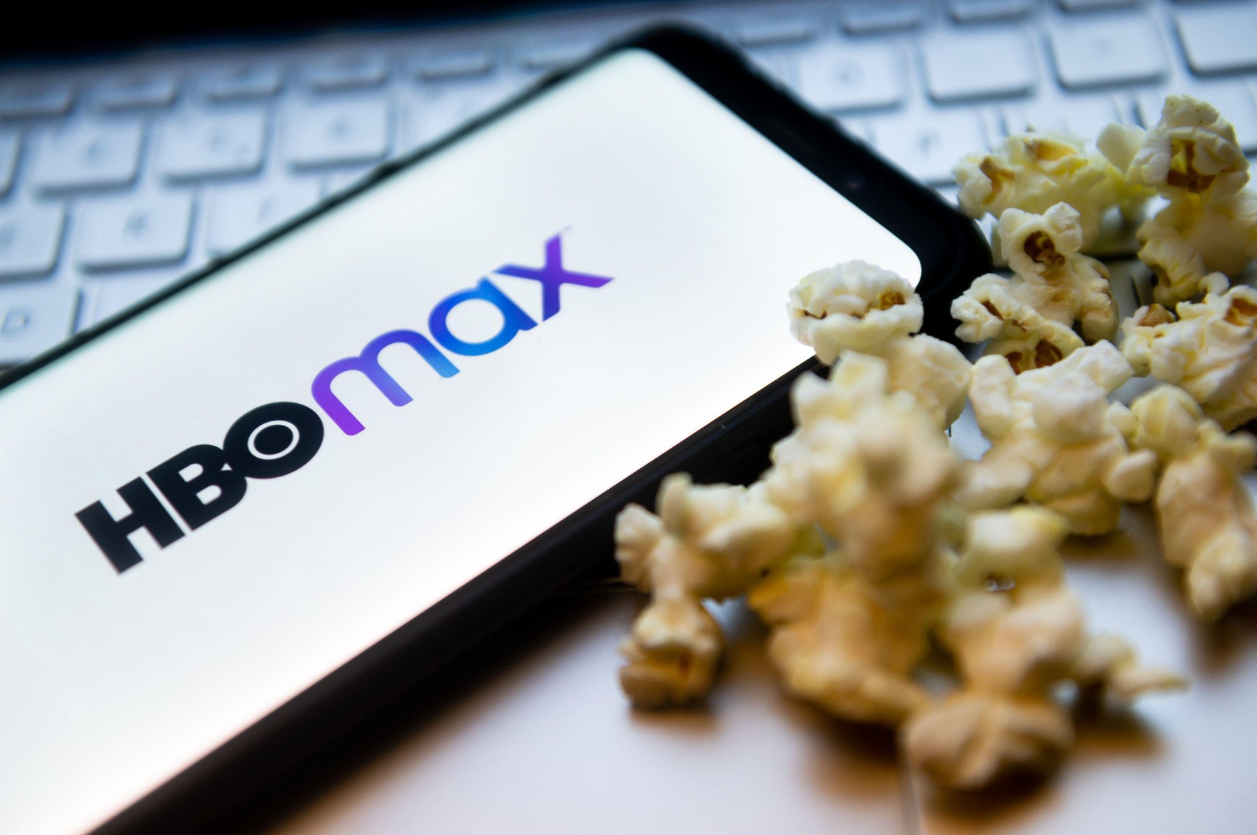 HBO Max logo pe fundal întunecat