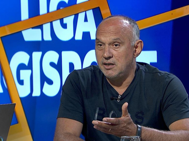 Devis Epassy, portarul lui Dinamo, în timpul unui meci