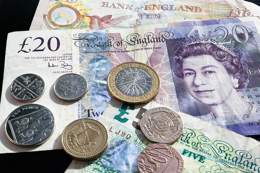 Fostă profesoară din Marea Britanie câștigă până la 15.000 de lire pe lună din vânzarea hainelor vintage online
