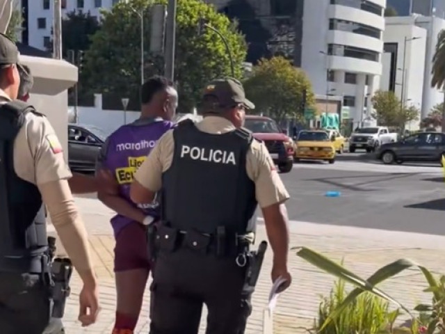Fotbalist din Ecuador, arestat pe teren în timpul încălzirii pentru neplata pensiei alimentare