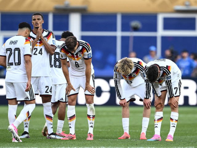 Julian Nagelsmann privind dezamăgit pe marginea terenului la meciul Germania - Paraguay